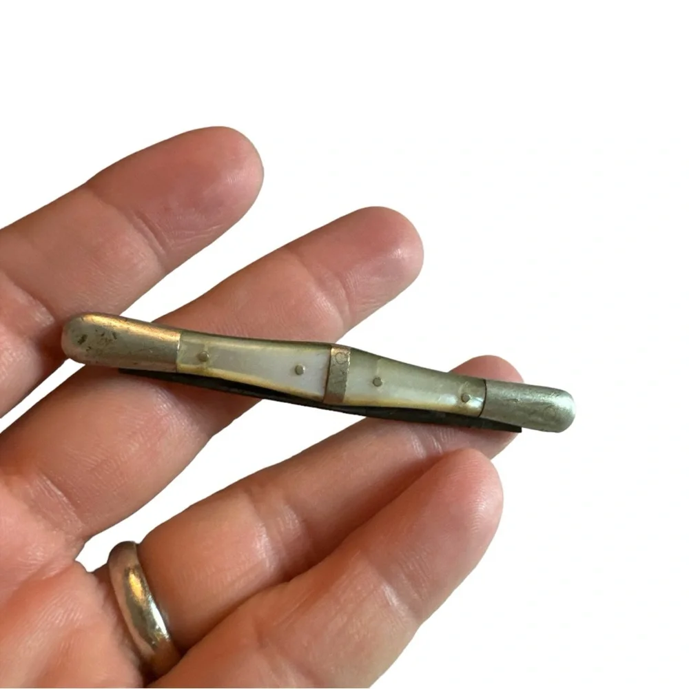 M.B.C CO Mini Mnife Mother of Pearl Vintage